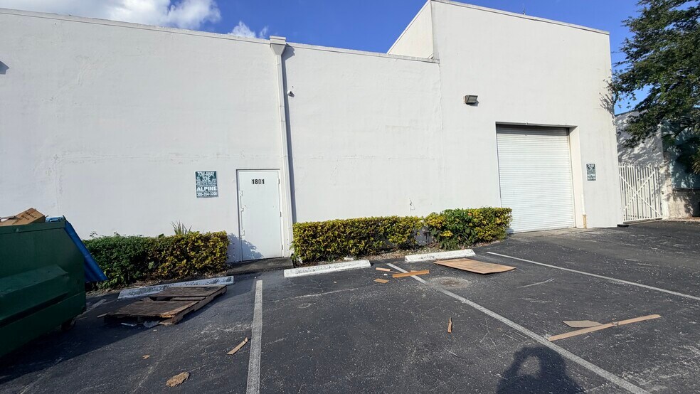 More Photos Of 1801 NE 149th St, Miami Warehouse For Lease