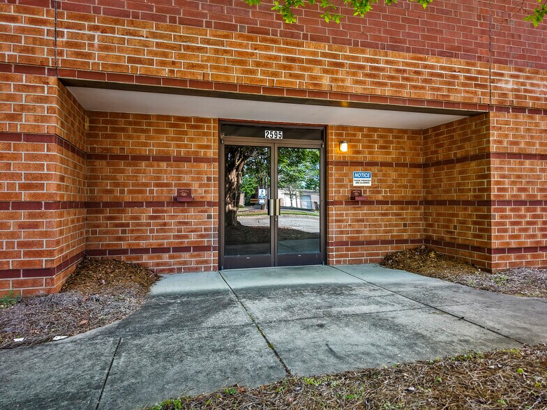 More Photos Of 2595 Viceroy Dr, Winston-Salem Warehouse For Lease