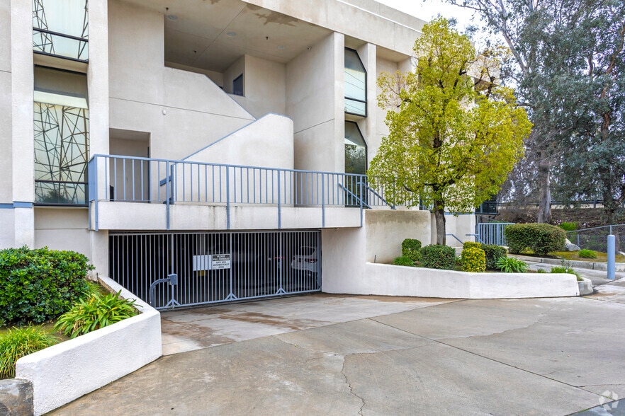 More Photos Of 1701 Westwind Dr, Bakersfield Office For Lease