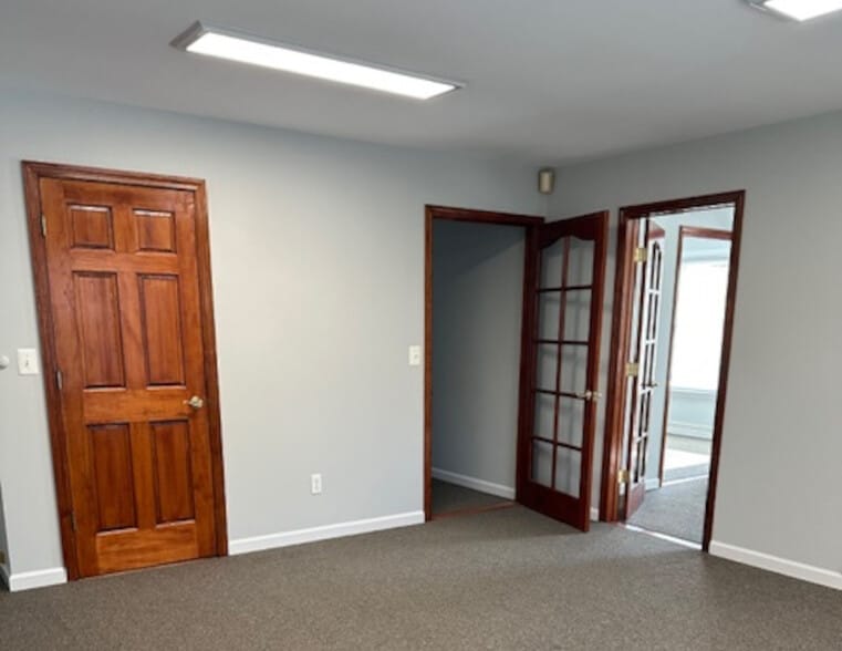 More Photos Of 456 W Jericho Tpke, Huntington Loft Creative Space For Lease