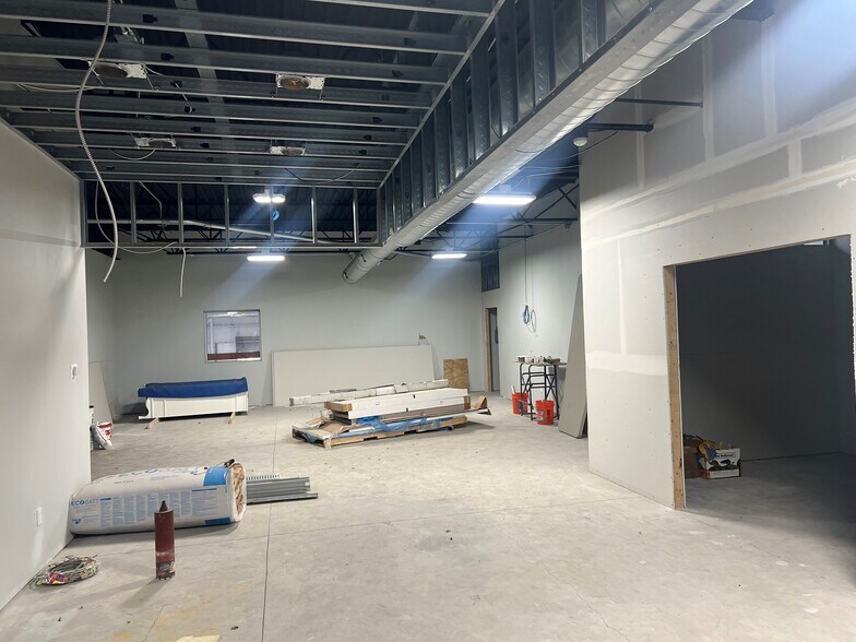 More Photos Of 21260 W 8 Mile Rd, Southfield Warehouse For Lease