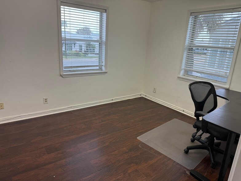 More Photos Of 235 9th Ave N, Jacksonville Beach Loft Creative Space For Lease