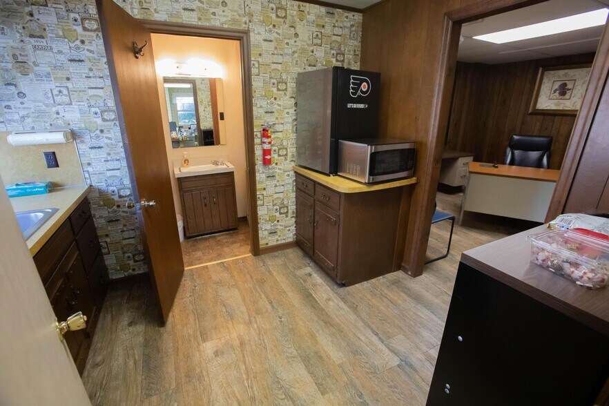 More Photos Of 926 Ben Franklin Hwy E, Douglassville Office For Sale