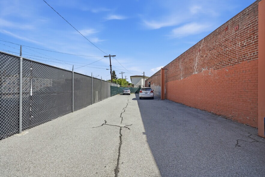 More Photos Of 5413 Washington Blvd, Los Angeles General Retail For Sale