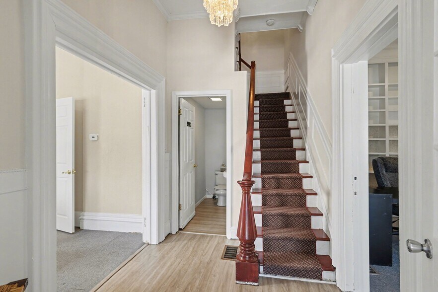 More Photos Of 1031 N Washington Ave, Lansing Office For Sale