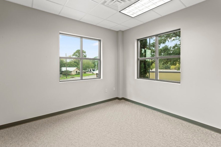More Photos Of 814 W McNeese St, Lake Charles Office For Lease