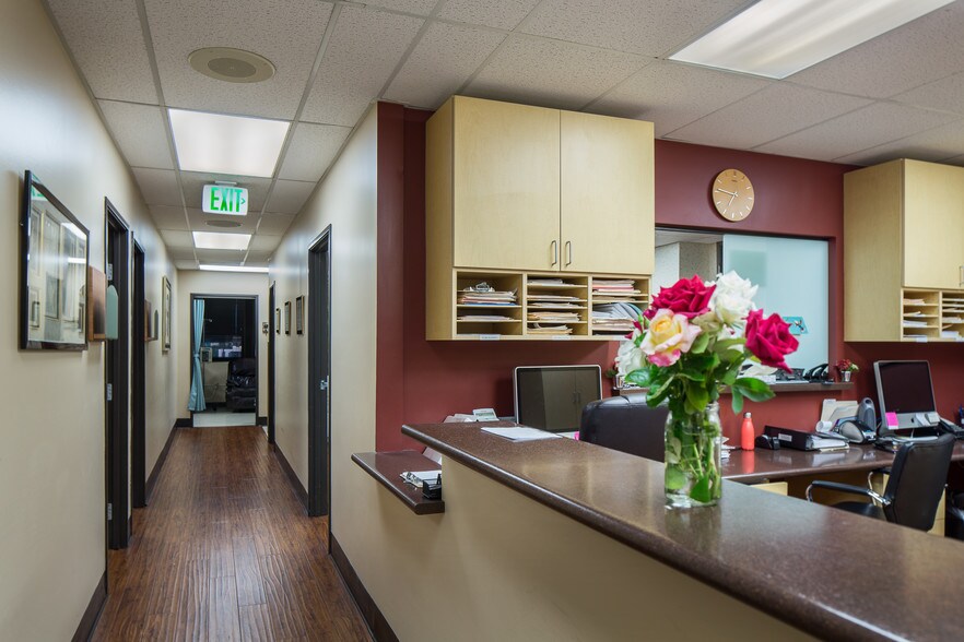 More Photos Of 18350 Roscoe Blvd, Northridge Unknown For Lease