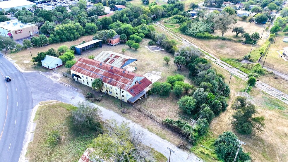 More Photos Of 305 W Houston St, Beeville Warehouse For Sale
