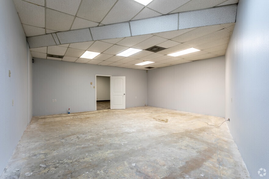 More Photos Of 1225 W College Ave, Carrollton Unknown For Lease
