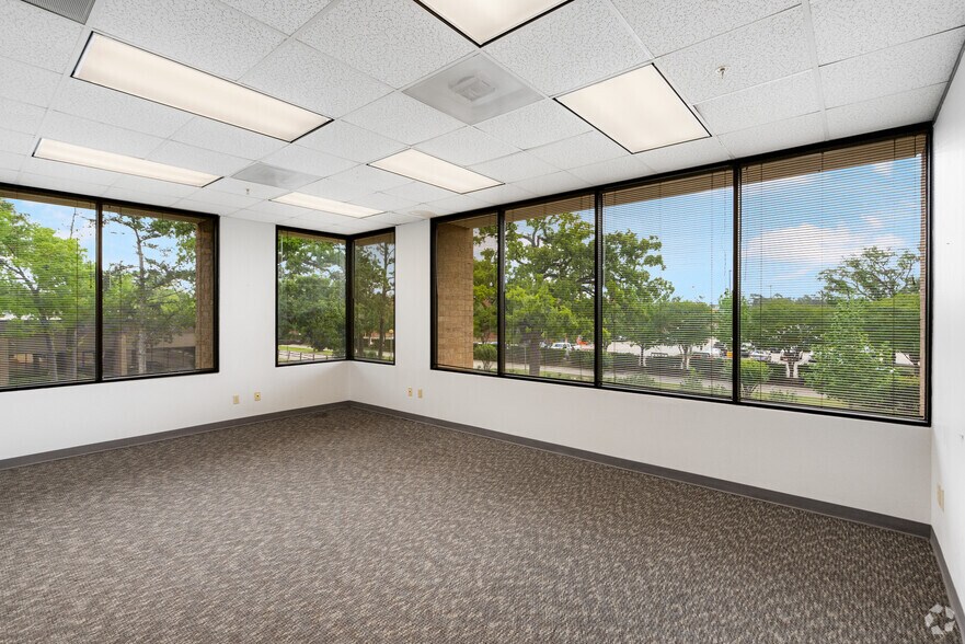 More Photos Of 8554 Katy Fwy, Houston Unknown For Lease