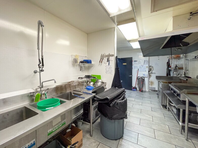 More Photos Of 1119 Thomas St, Redfield General Retail For Sale