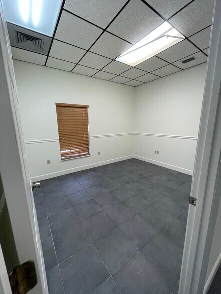 More Photos Of 205 Montgomery Ave, Sarasota Office For Sale