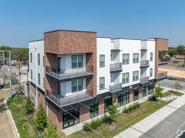 More Photos Of 109 N Lexington St, Manor Apartments For Lease