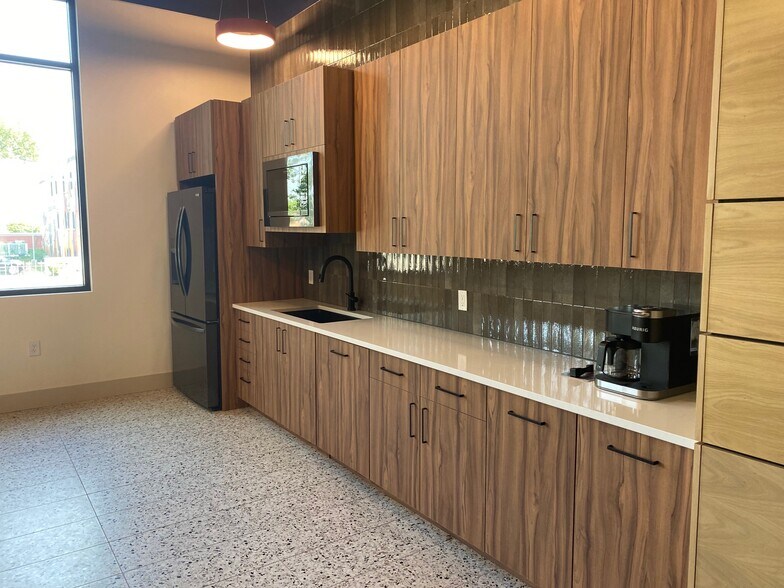 More Photos Of 2200 8th Ave S, Nashville Showroom For Sale