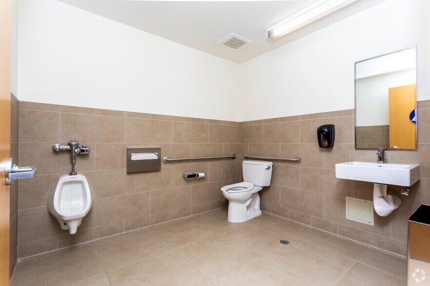 More Photos Of 1401 W Fairway Dr, Santa Maria Warehouse For Sale