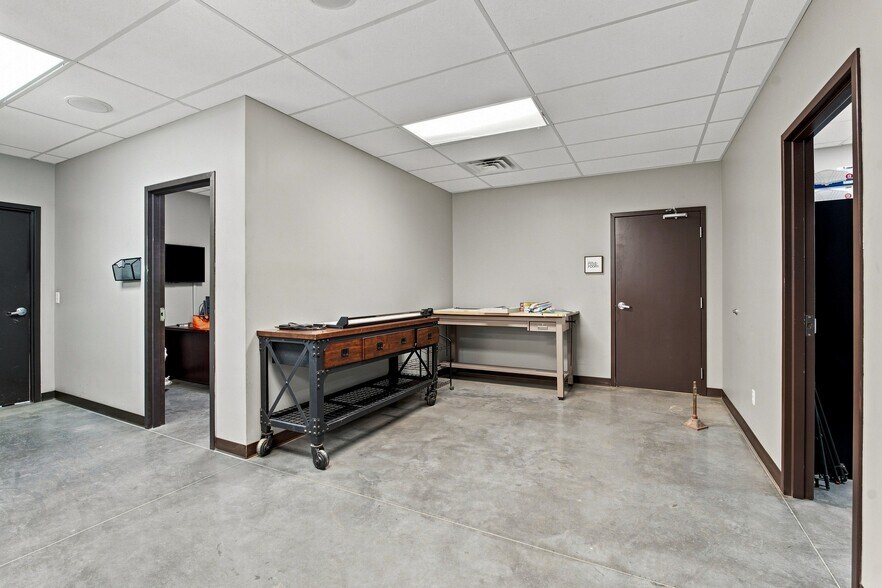More Photos Of 6115 Robertson Ave, Nashville Warehouse For Lease
