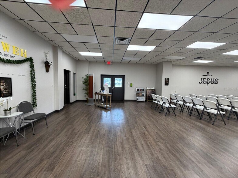 More Photos Of 208 E Lake Ave, Auburndale Religious Facility For Lease