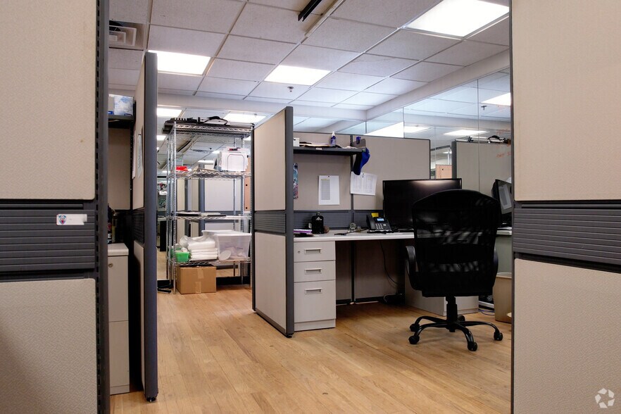 More Photos Of 8 Cornwall Ct, East Brunswick Freestanding For Lease