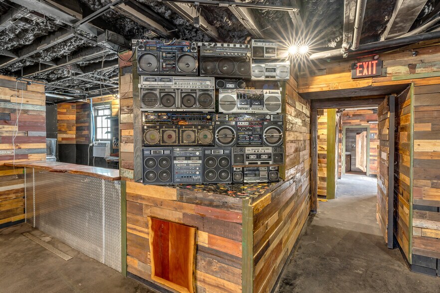 More Photos Of 135 Duval St, Key West Bar For Lease