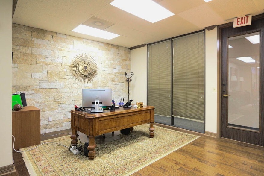 More Photos Of 2020 N Loop Fwy W, Houston Office For Lease