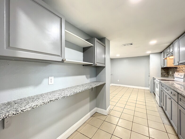 More Photos Of 1906 Murdock Blvd, Orlando Office For Lease