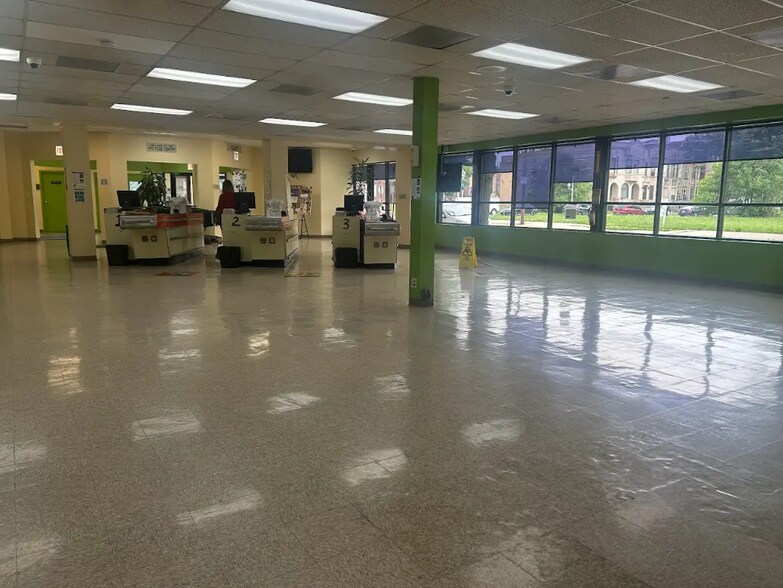 More Photos Of 416 E 43rd St, Chicago Convenience Store For Lease