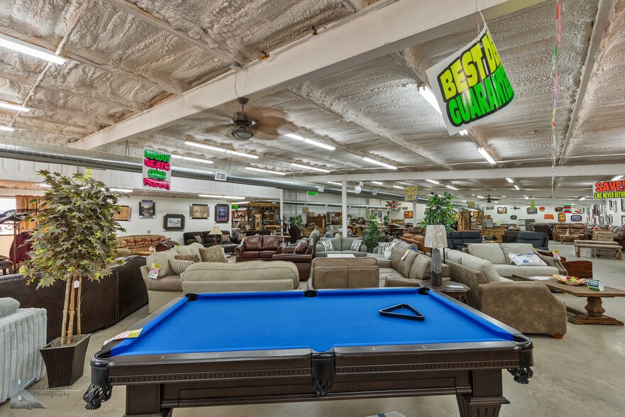 More Photos Of 302 N Access Rd, Clyde Showroom For Sale