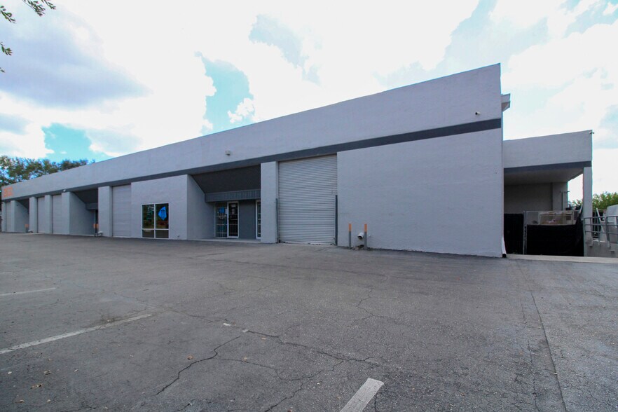 More Photos Of 3630 Consumer St, West Palm Beach Warehouse For Lease