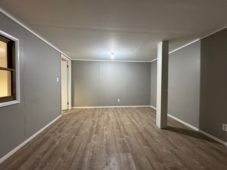 More Photos Of 815 Meridian St, Sault Sainte Marie Distribution For Sale