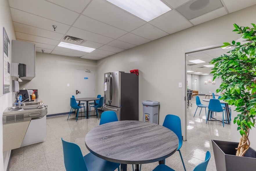 More Photos Of 11410-11420 Mathis Ave, Farmers Branch Distribution For Lease