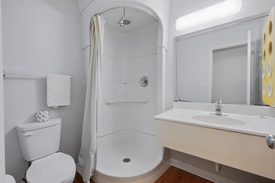 More Photos Of 1600 N Main St, Normal Hotel For Sale