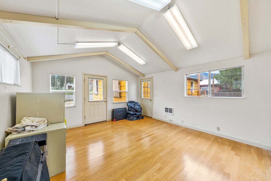 More Photos Of 1745 Ashland St, Ashland Medical For Sale