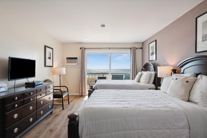 More Photos Of 84 S Emerson Ave, Montauk Hotel For Sale