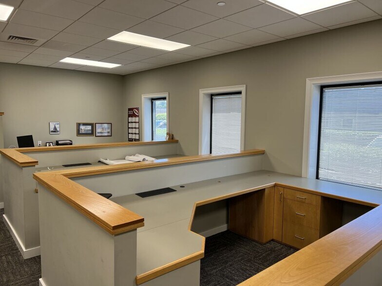 More Photos Of 34 E Industrial Rd, Branford Light Manufacturing For Lease