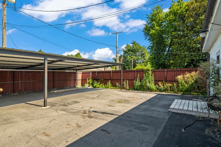 More Photos Of 4702 E 11th St, Tulsa Freestanding For Sale