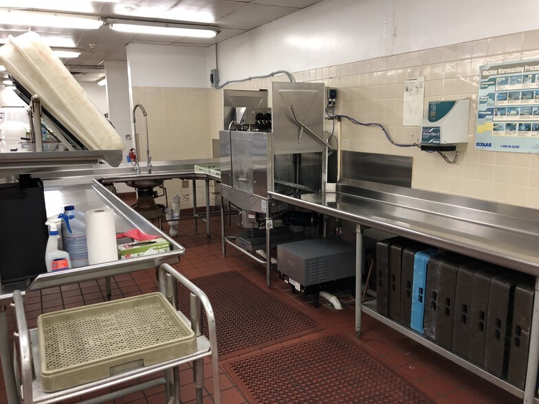 More Photos Of 340 Oyler Ave, Oak Hill Hotel For Lease