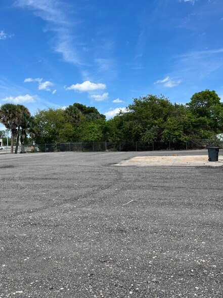 More Photos Of 3077 SE Dixie Hwy, Stuart Land For Lease