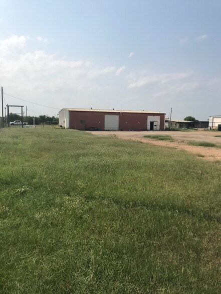 More Photos Of 800 W Fm 117, Dilley Warehouse For Lease
