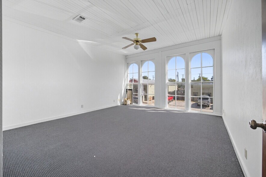 More Photos Of 101 East St, Hutto Storefront Retail Office For Lease