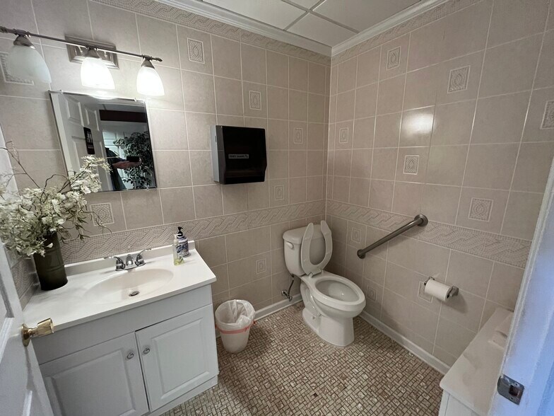 More Photos Of 1789 E Jericho Tpke, Huntington Medical For Lease