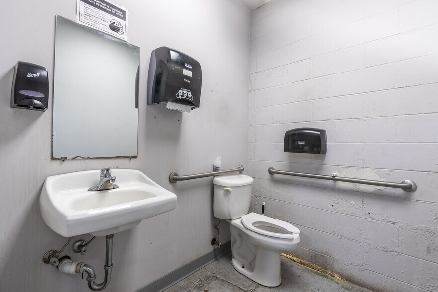 More Photos Of 5101 Crookshank Rd, Cincinnati Freestanding For Lease