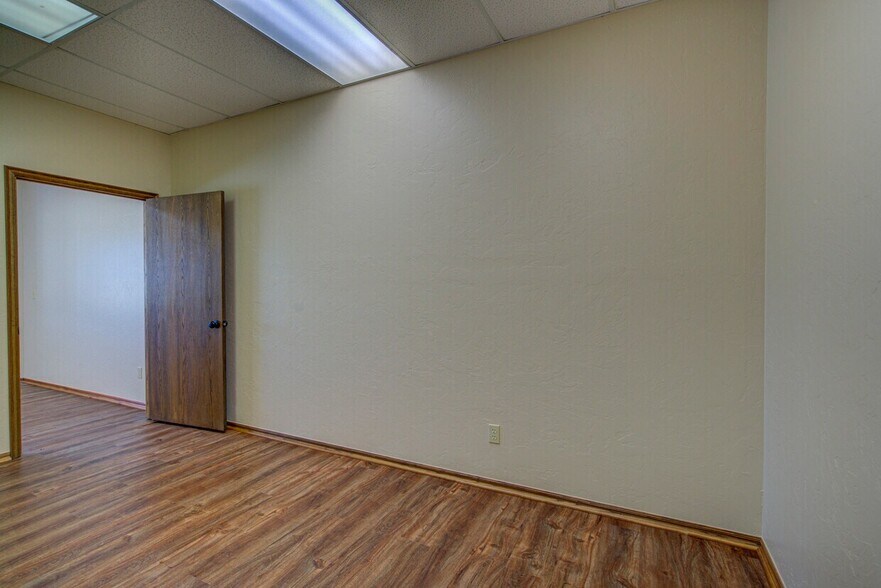 More Photos Of 2830 NW 32nd St, Newcastle Office For Lease
