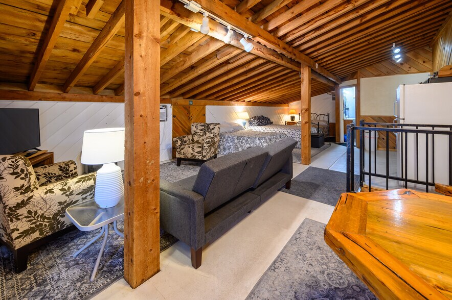 More Photos Of 109455 Highway 97 N, Chemult Hotel For Sale