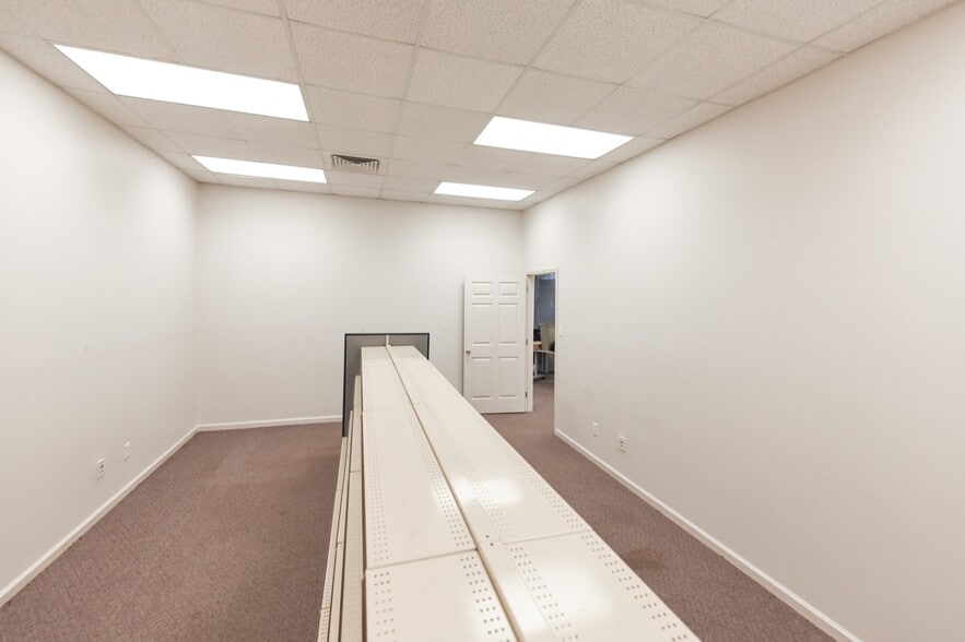 More Photos Of 409 Chicago Dr, Fayetteville Flex For Lease