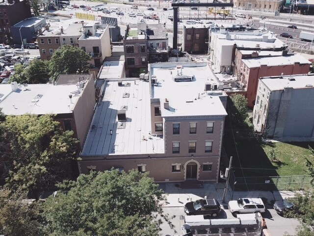 More Photos Of 22 Woodhull St, Brooklyn Showroom For Lease