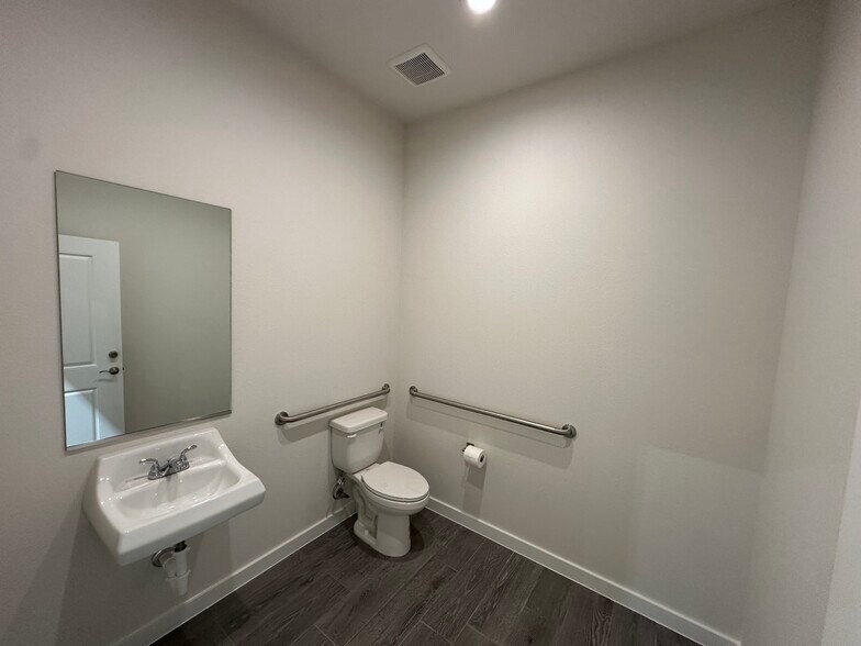 More Photos Of 16013 FM 429, Terrell Flex For Lease