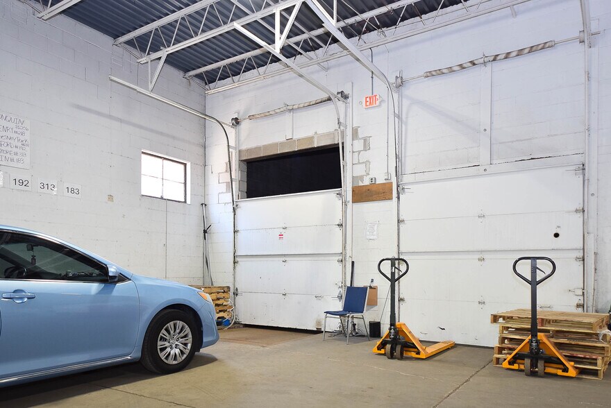 More Photos Of 1340 Louis Ave, Elk Grove Village Warehouse For Lease