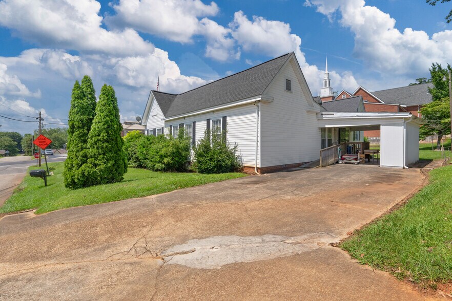 More Photos Of 104 W Broad St, Wedowee Medical For Sale