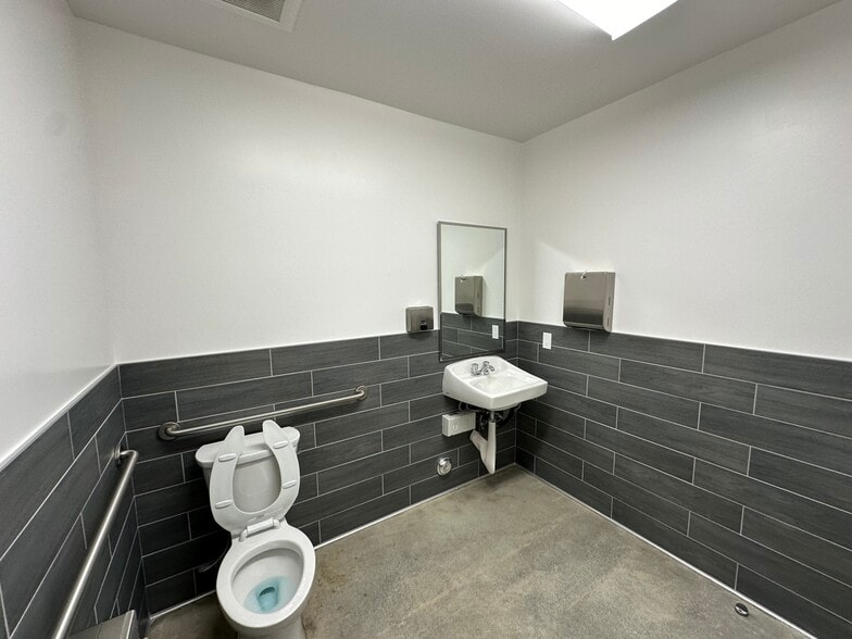 More Photos Of 2025 Blake Ave, Los Angeles Warehouse For Lease