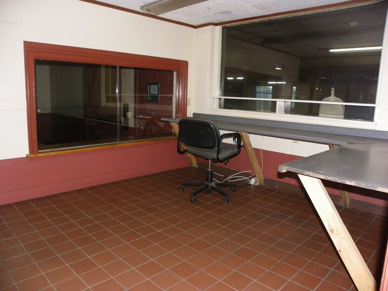 More Photos Of 1431 Bedford St, Abington Truck Terminal For Lease